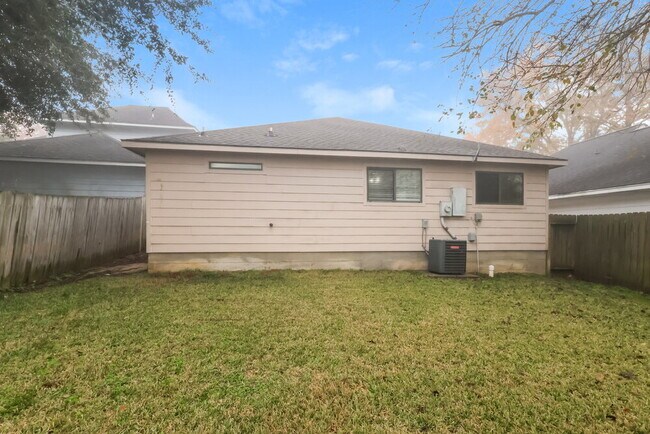 Building Photo - 131 Golfview Ct