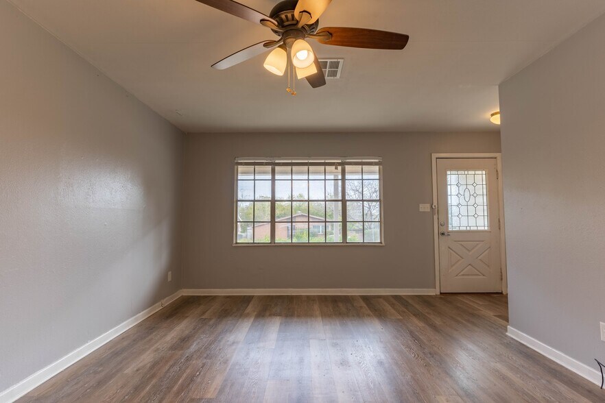 Living room - 1800 Hilltop Dr