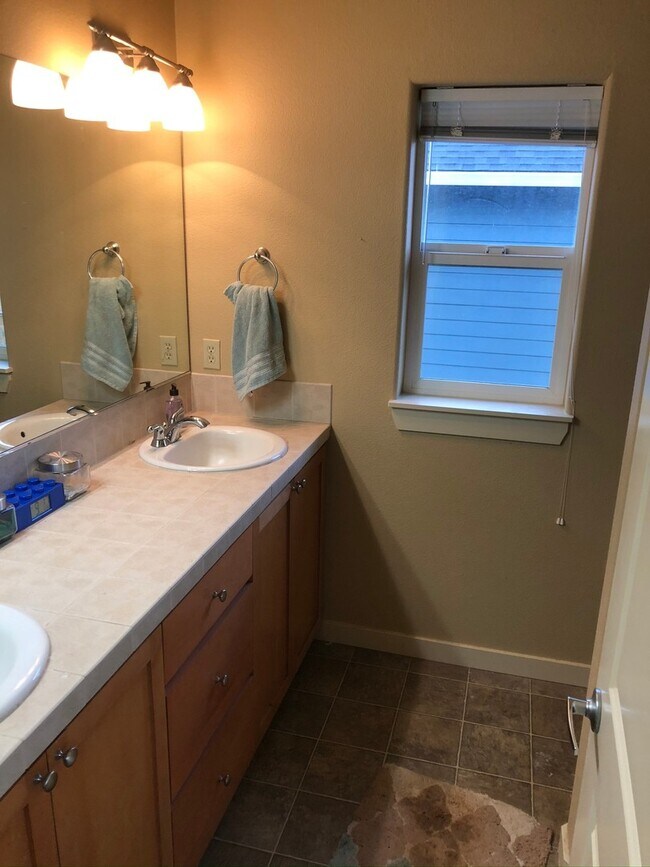 Building Photo - Large 4 Bedroom House in Newberg. Great Location!