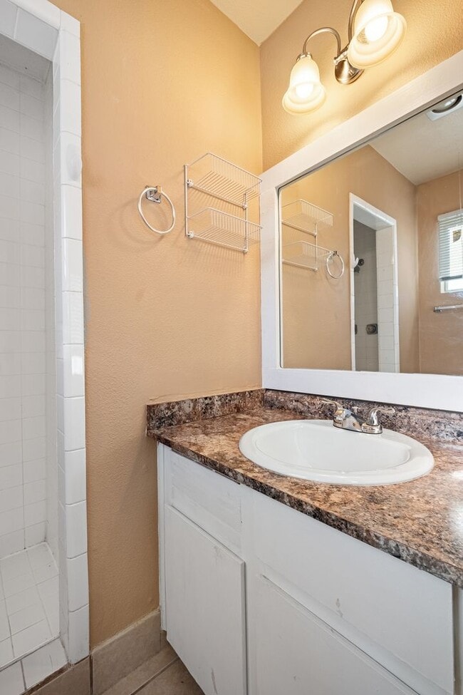 Building Photo - Charming 2 Bedroom, 2 Bath Duplex in a Prime South Austin Neighborhood