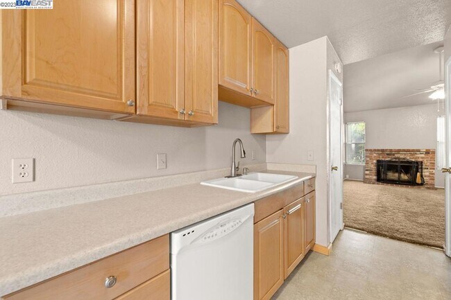 Building Photo - 9101 Newhall Dr