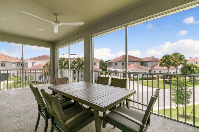 Building Photo - Stylish Corner Coach Home in Prime Fort My...