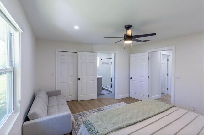 Building Photo - 16932 Aintree Dr W