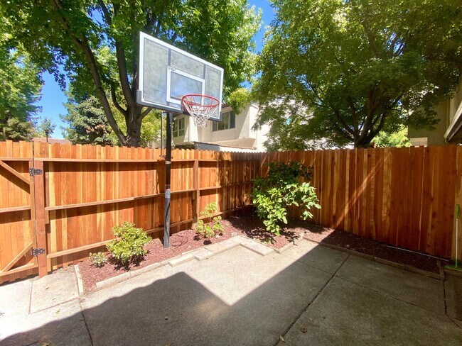 Building Photo - Charming 2-Bedroom Townhouse in Fremont - ...