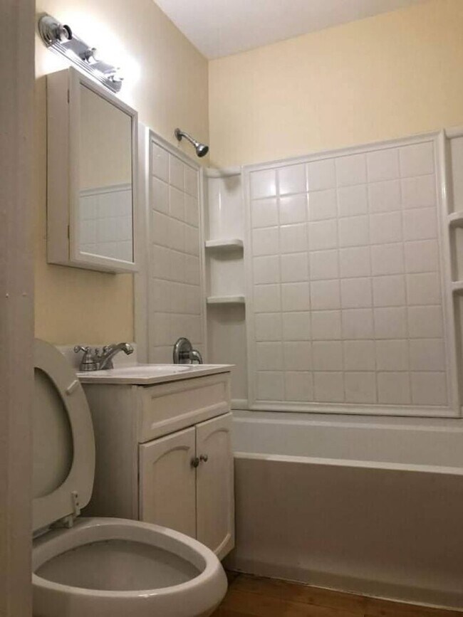 Building Photo - 1233 Benton St