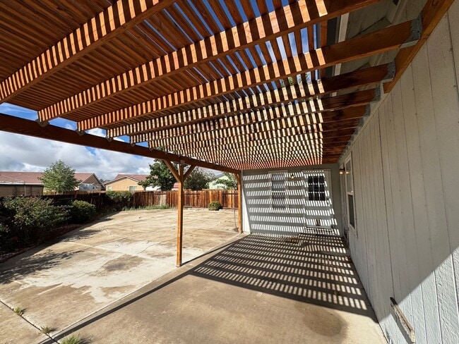 Building Photo - Quiet Home on Cul-De-Sac Available now!!