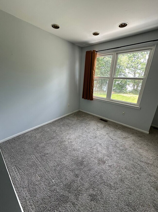 Building Photo - Nice 2 bedroom townhome with a view!