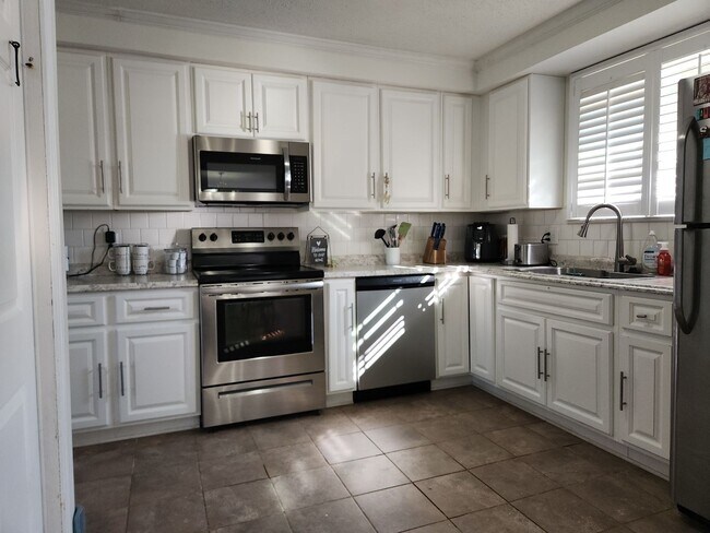 Building Photo - Half off 1st months rent.