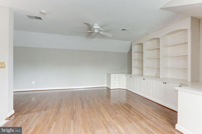 Building Photo - 286 Murtha St