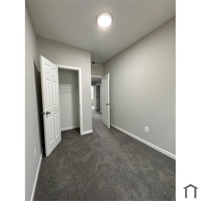 Building Photo - 4 Bedroom Rehabbed Home