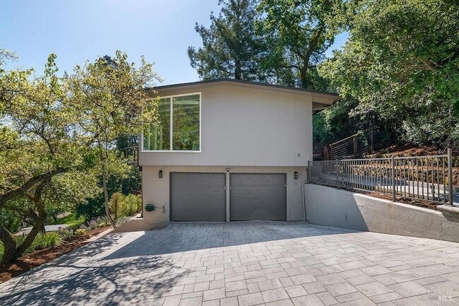 Building Photo - 5 Oak Springs Dr