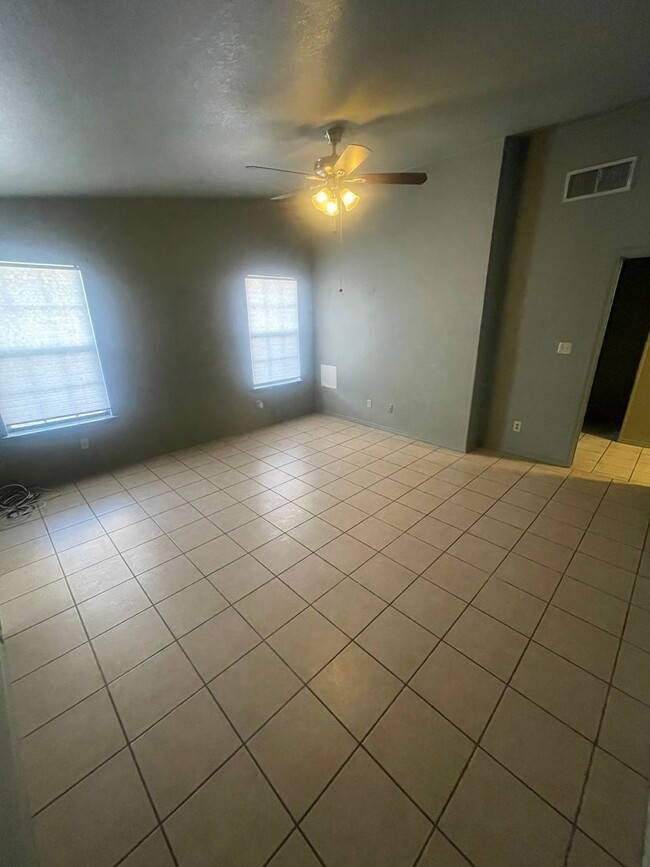 Building Photo - Charming 3 Bedroom/2 Bathroom Home Off Roa...