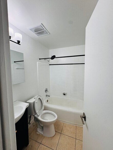 Building Photo - 2108 Burpee Dr