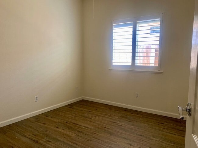 Building Photo - 4 bedroom 2 bath Empire Ranch home