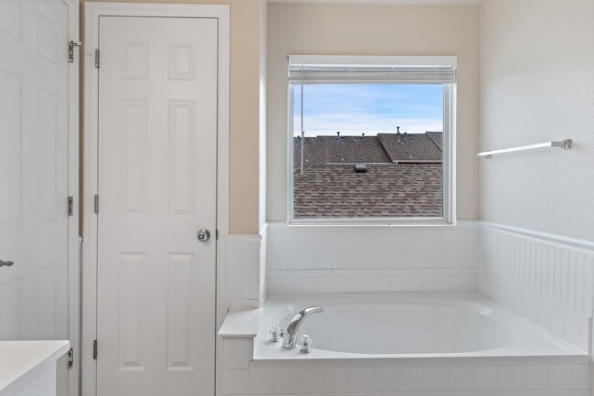Building Photo - Evolve Real Estate: Beautiful 3 Bed / 2.5 ...