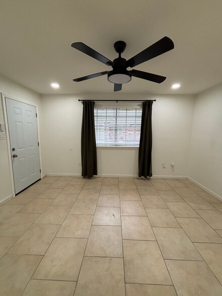 Building Photo - 224 Duke Dr