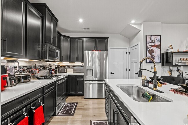 Building Photo - 324 Golan Cir