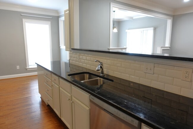 Building Photo - 923 Squires Pt