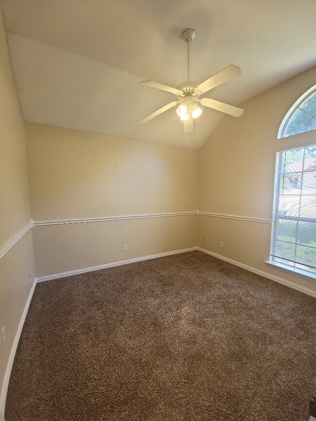 Building Photo - BURLESON 3/2/2 HOME