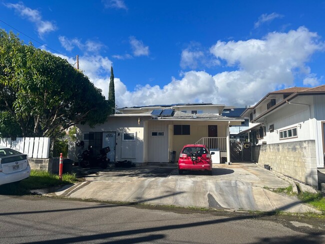Building Photo - Liliha: 2 Bed, 1 Bath Duplex Unit, Utiliti...