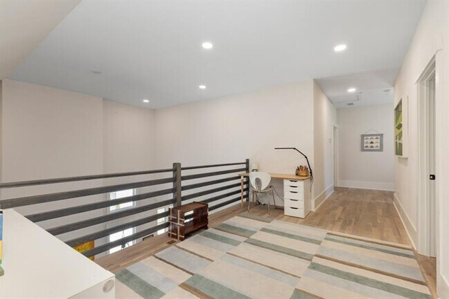 Building Photo - 304 Mado Ln