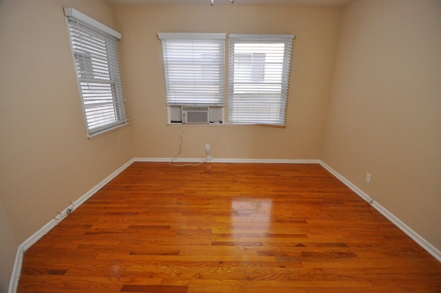 Building Photo - 14830 Dickens St