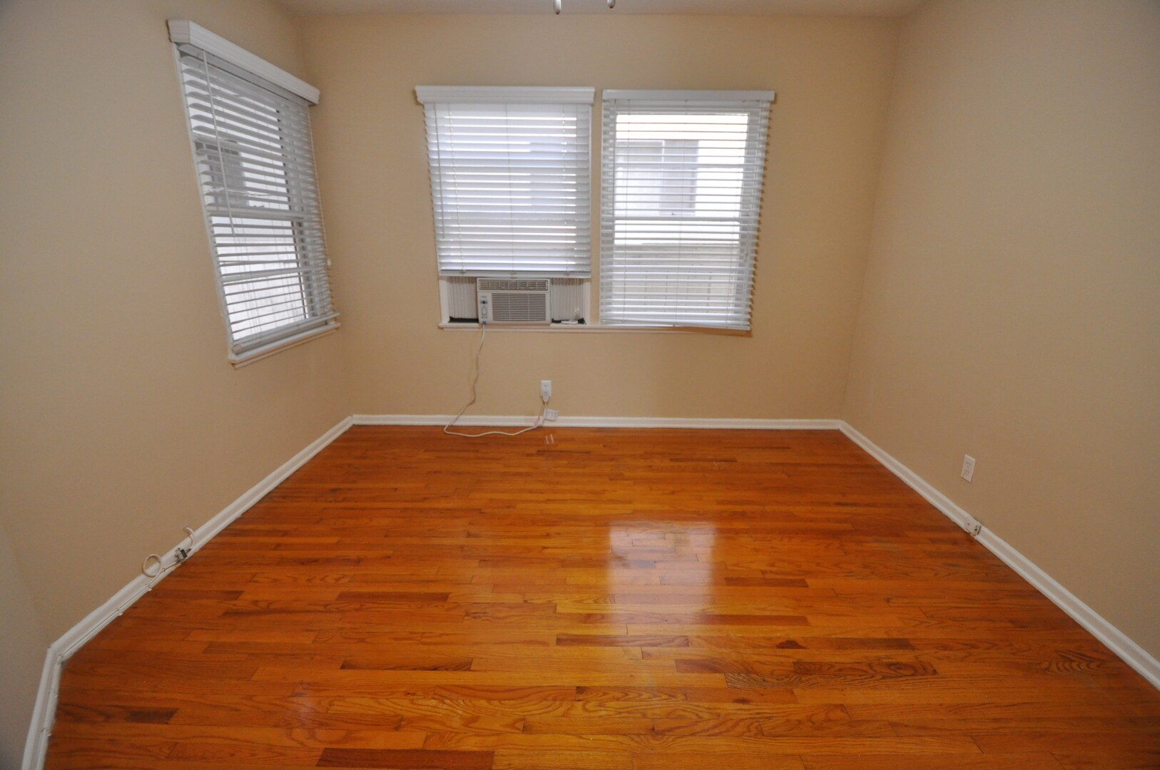 Building Photo - 14830 Dickens St