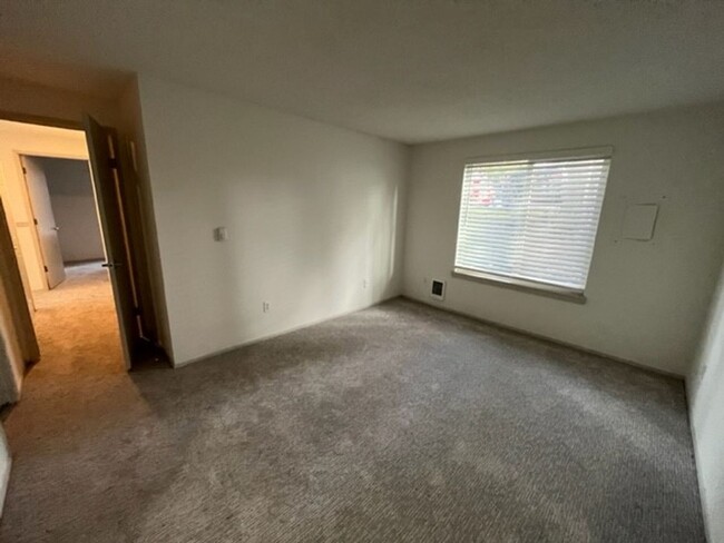 Building Photo - 3 Bd / 1Ba Renton Condo