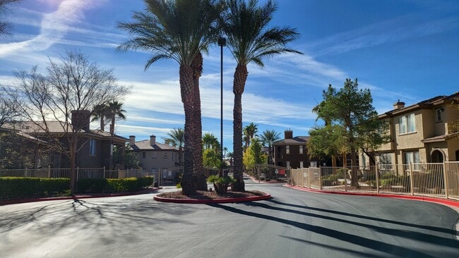 Building Photo - Downstairs Condo Near Summerlin