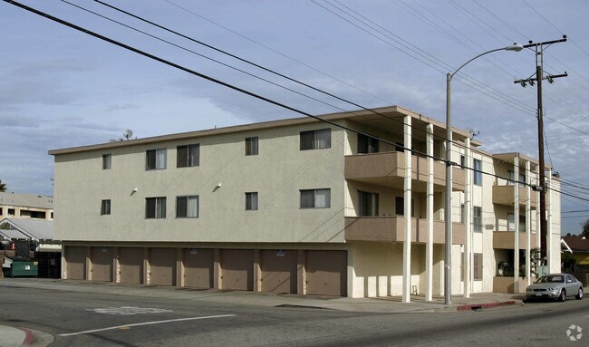 Building Photo - 2901 E 10th St