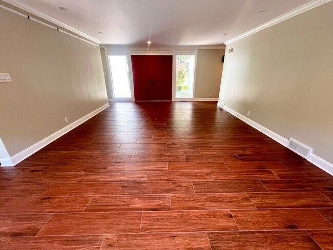 Building Photo - Cranberry - 6 bedroom 4 bathroom - Stunnin...