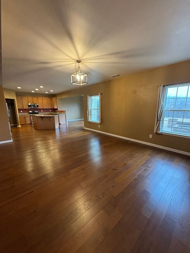 Building Photo - 4 bedroom 2.5 bathroom in Bellevue's Avondale Park neighborhood.  All bedrooms upstairs, open con...