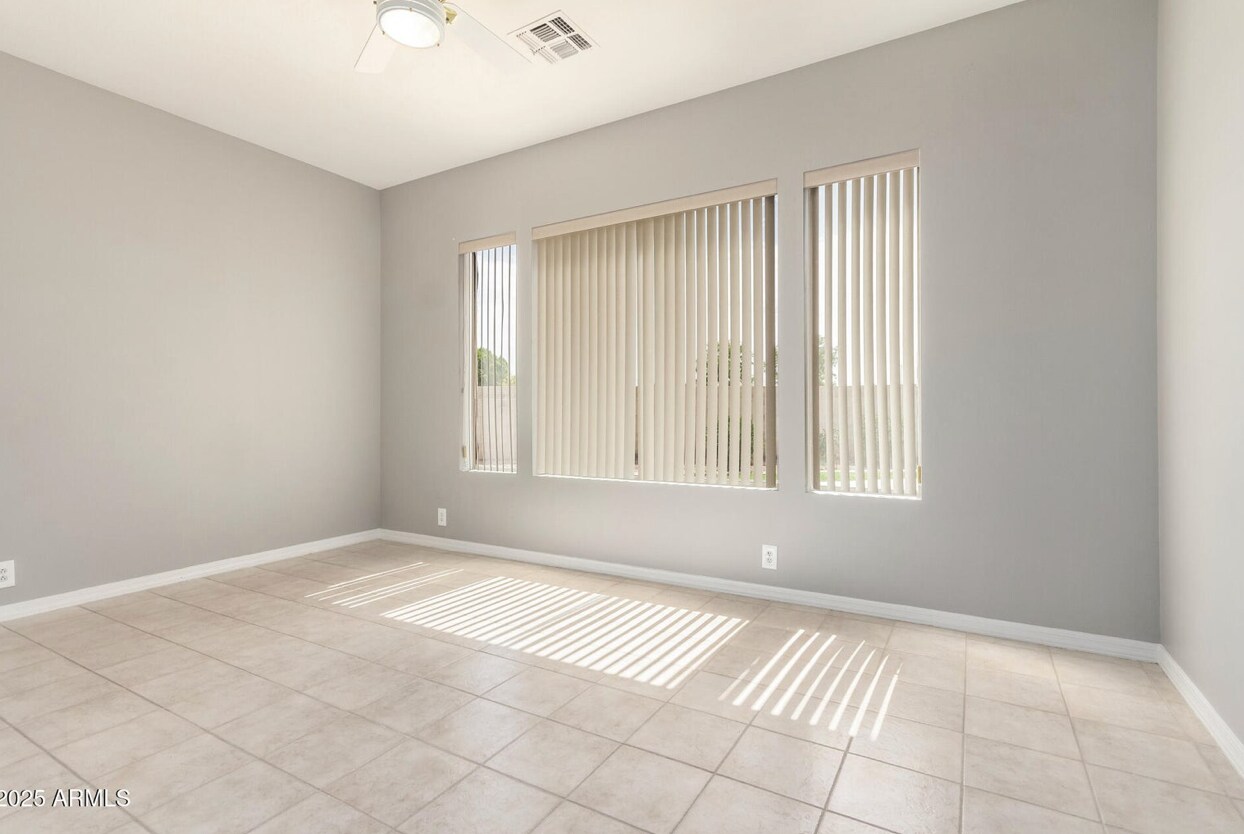 Building Photo - 1515 N Los Alamos Cir