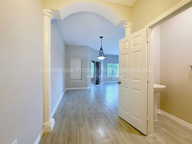 Building Photo - 10841 Dragonwood Dr