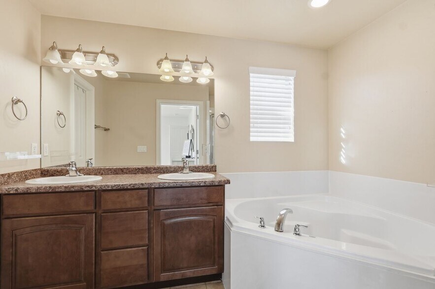 Building Photo - 1799 800 N