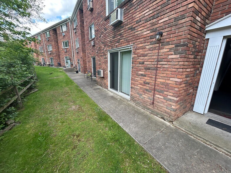 Building Photo - 31831 Grand River Ave