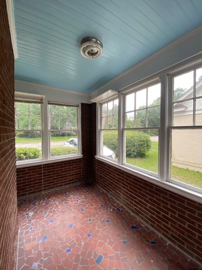Building Photo - 3 bedroom 2 bath  Heathwood/ Melrose Heights Area