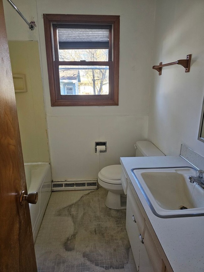 Building Photo - 909 Cale Ave