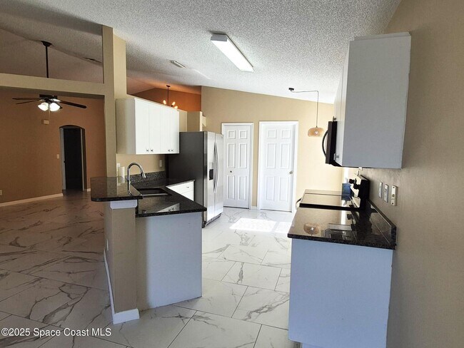 Building Photo - 2365 Bayhill Dr