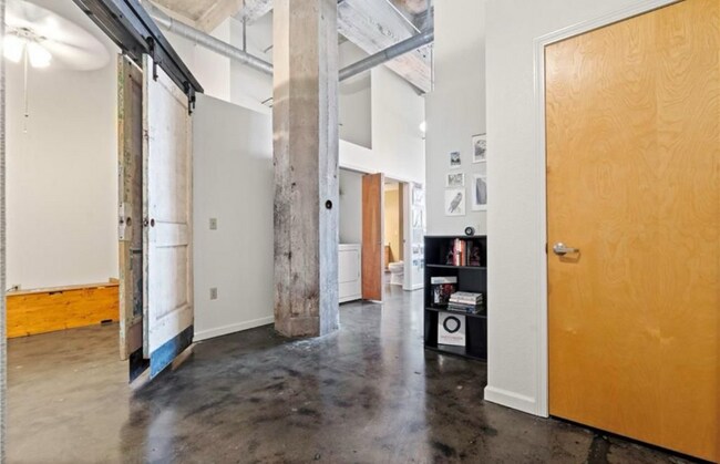 Building Photo - 321 W 7th St