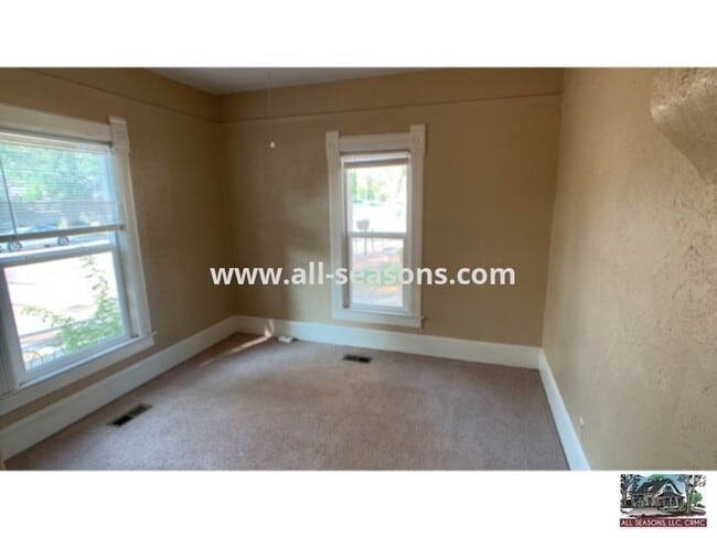 Building Photo - Centrally Located Downtown Two Bedroom Home