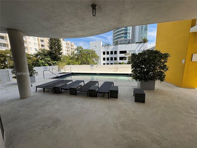 Building Photo - 444 NE 30th St