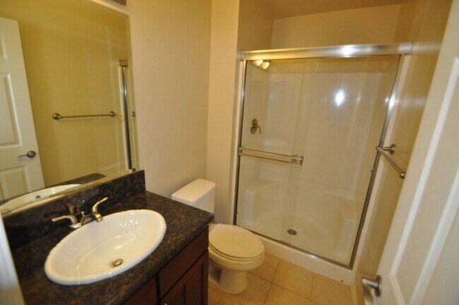 Building Photo - 2 Bedroom 2 Bath Condo with Pool and Private Parking Space