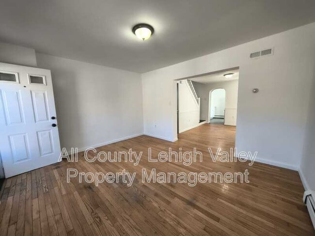 Building Photo - 546 Thomas St