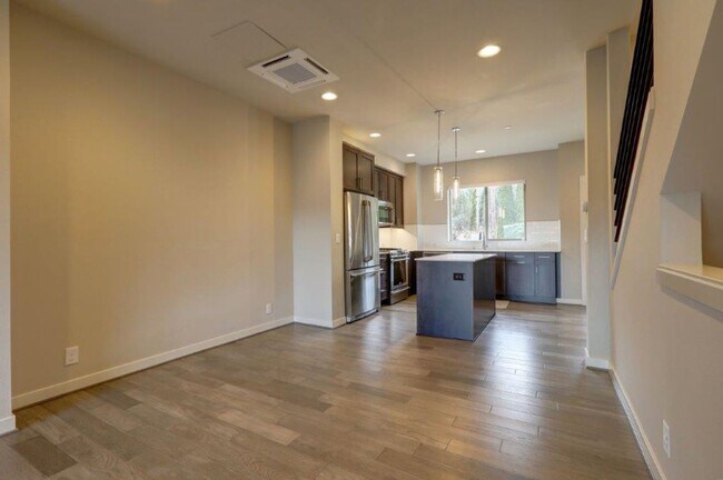 Building Photo - Immaculate and Spacious 2 Bedroom/1.75 Issaquah Townhome!