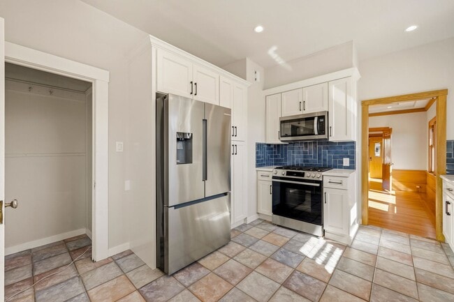 Building Photo - Classic 3bed/2bath Home Near Lake Merritt with Fresh Updates
