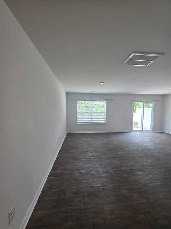Building Photo - Perfectly Located Townhome