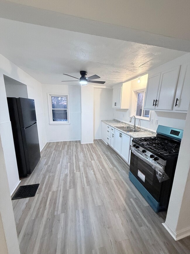 Building Photo - 537 McCully St