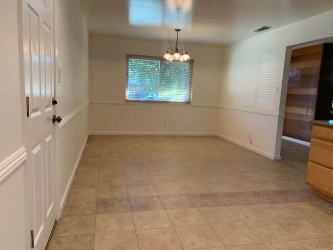 Building Photo - 3 bedroom 2 bath home with HUGE yard in Orangevale
