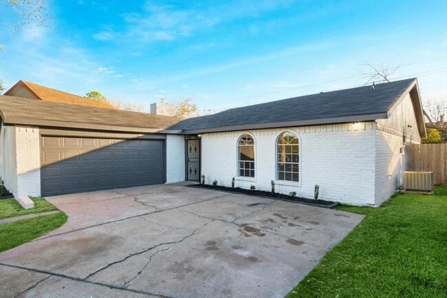 Building Photo - 1207 Whispering Pine Dr